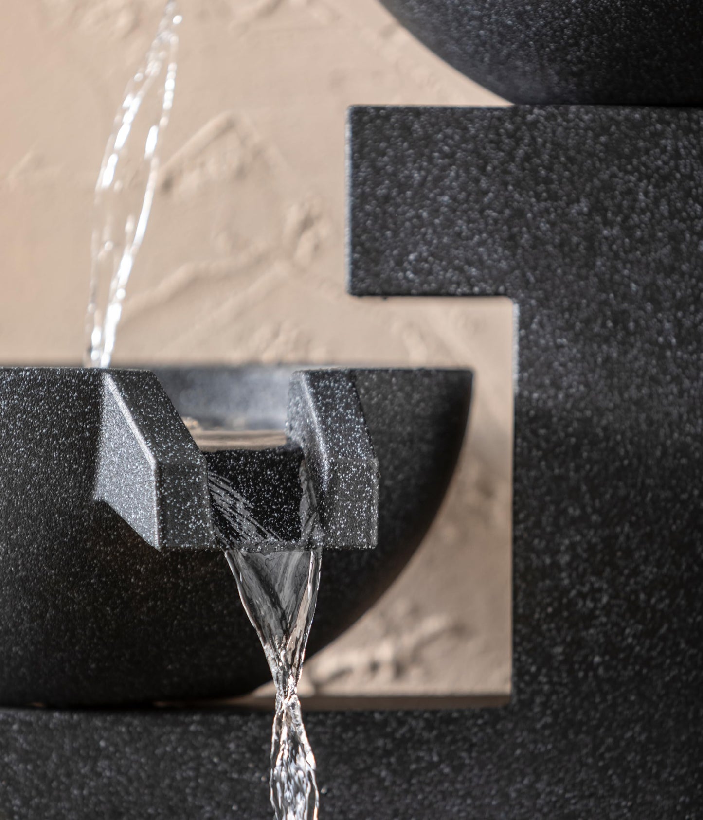 Dehner Gartenbrunnen Samson, Terassenbrunnen frostbeständig, Brunnen für Außen, mit LED Beleuchtung, ca. 100 x 54.5 x 54.5 cm, Polyresin, schwarz