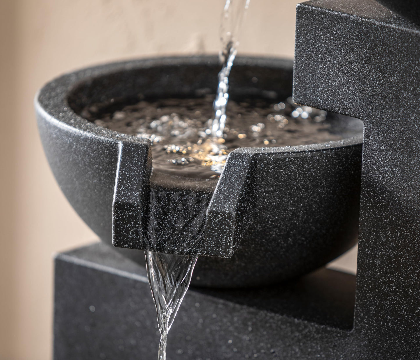 Dehner Gartenbrunnen Samson, Terassenbrunnen frostbeständig, Brunnen für Außen, mit LED Beleuchtung, ca. 100 x 54.5 x 54.5 cm, Polyresin, schwarz