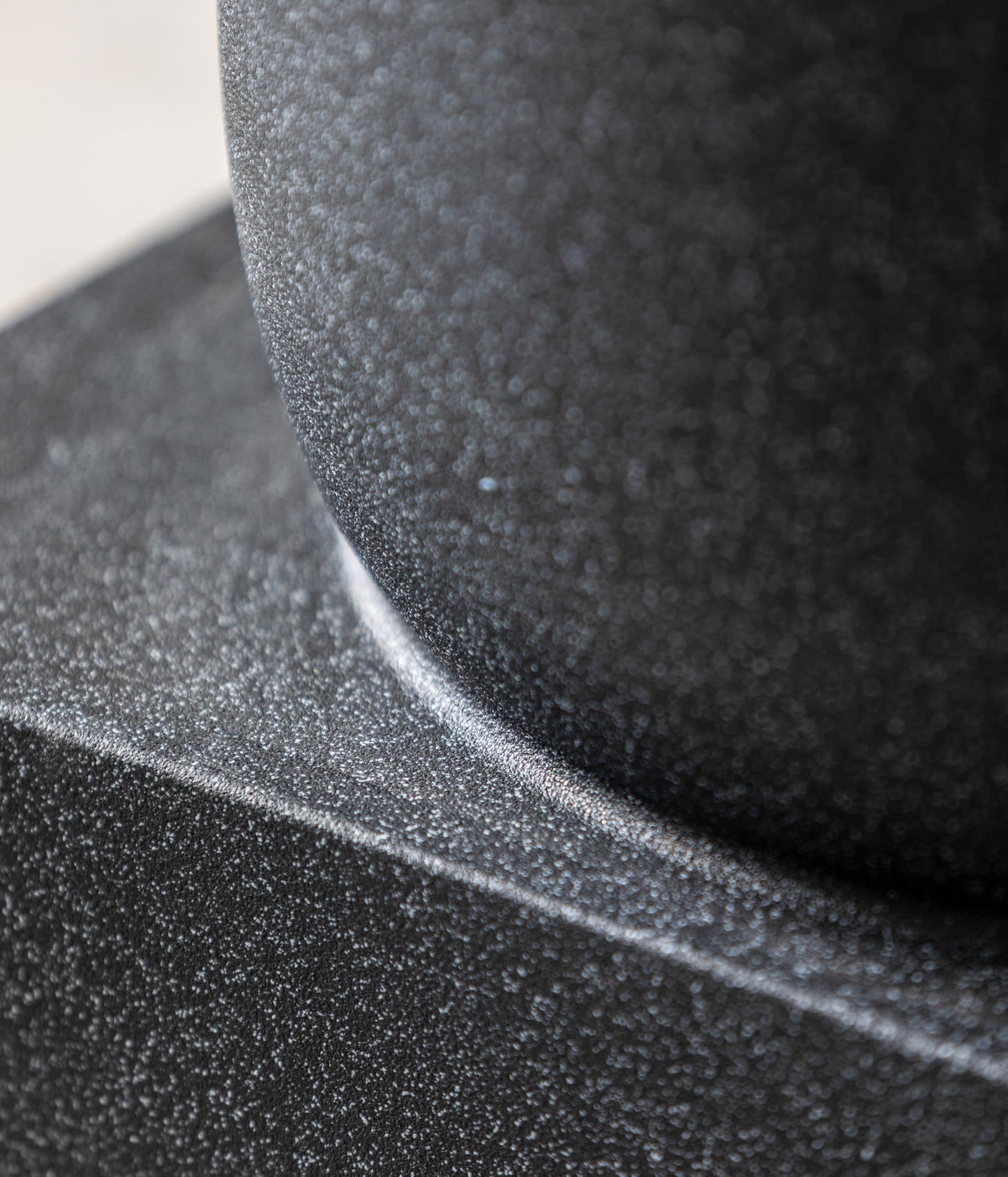 Dehner Gartenbrunnen Samson, Terassenbrunnen frostbeständig, Brunnen für Außen, mit LED Beleuchtung, ca. 100 x 54.5 x 54.5 cm, Polyresin, schwarz