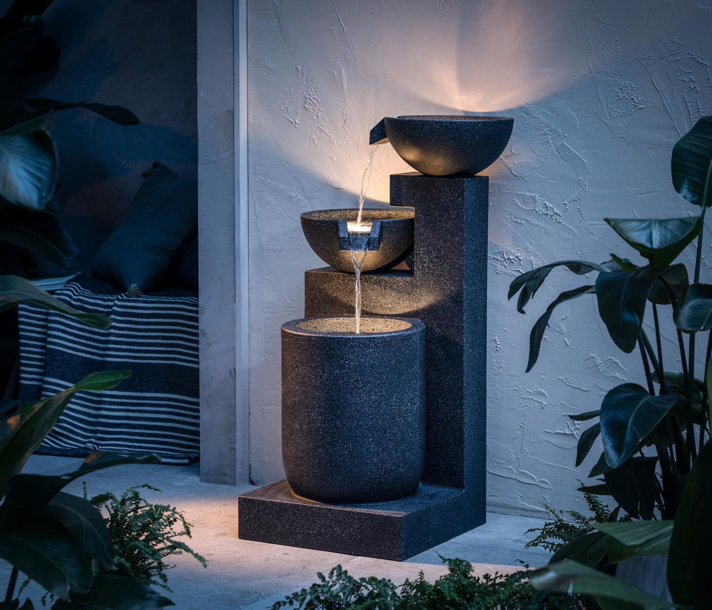 Dehner Gartenbrunnen Samson, Terassenbrunnen frostbeständig, Brunnen für Außen, mit LED Beleuchtung, ca. 100 x 54.5 x 54.5 cm, Polyresin, schwarz
