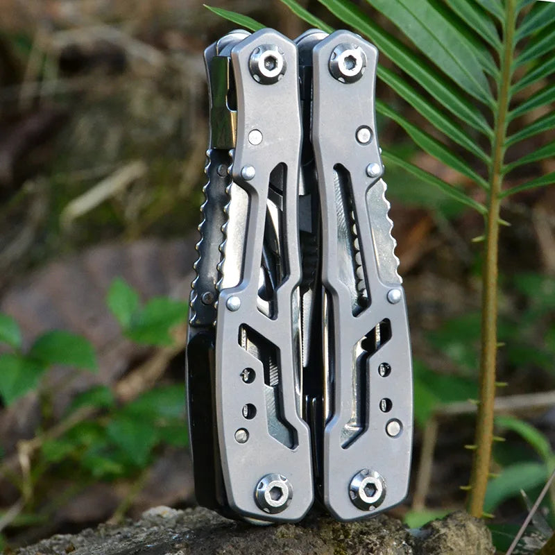 Outdoor-Multitool aus Edelstahl für Camping, Survival und Notfälle1
