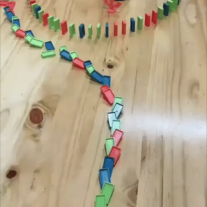 63-teiliges Dominozug-Elektroauto-Bausatz | Kreatives DIY-Spielzeug für Kinder und Erwachsene (Preview GIF)