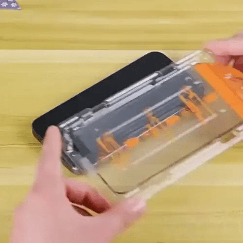 Premium 8K Display Schutzfolie für iPhone 15/14/13 Pro Max, Plus | Anti Spy - staubfreie Installation (Preview GIF)